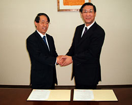 木村宣彰 大谷大学長(右)と山根耕平 神戸親和女子大学学長(左)の写真