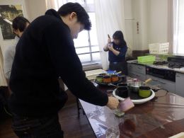 ジェルキャンドル作りに挑戦する韓国からの留学生