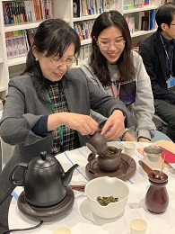 李青教授が中国の作法でお茶を入れてくださいました。