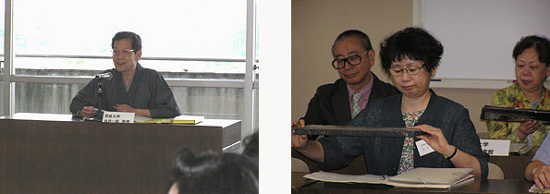 講演する永井奈良大学教授、版木を手にとって見る参加者
