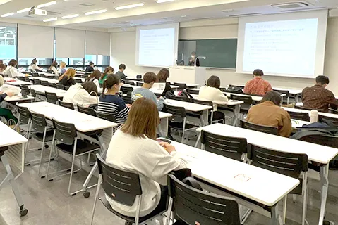 グローバルスクエアで留学の個別相談をする学生