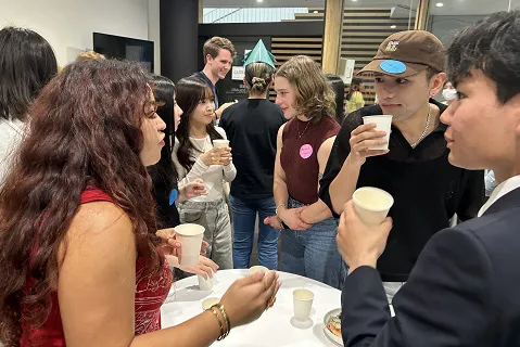 交流イベントで楽しそうに写真に写る日本人学生と外国人留学生