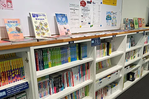 ラウンジに集まり、談笑しながら語学学習のサポートを受ける学生たち