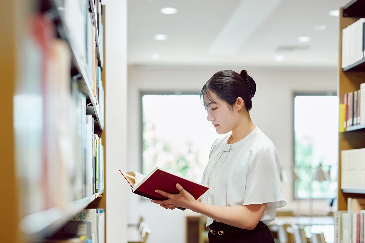 本を読む岡田さん