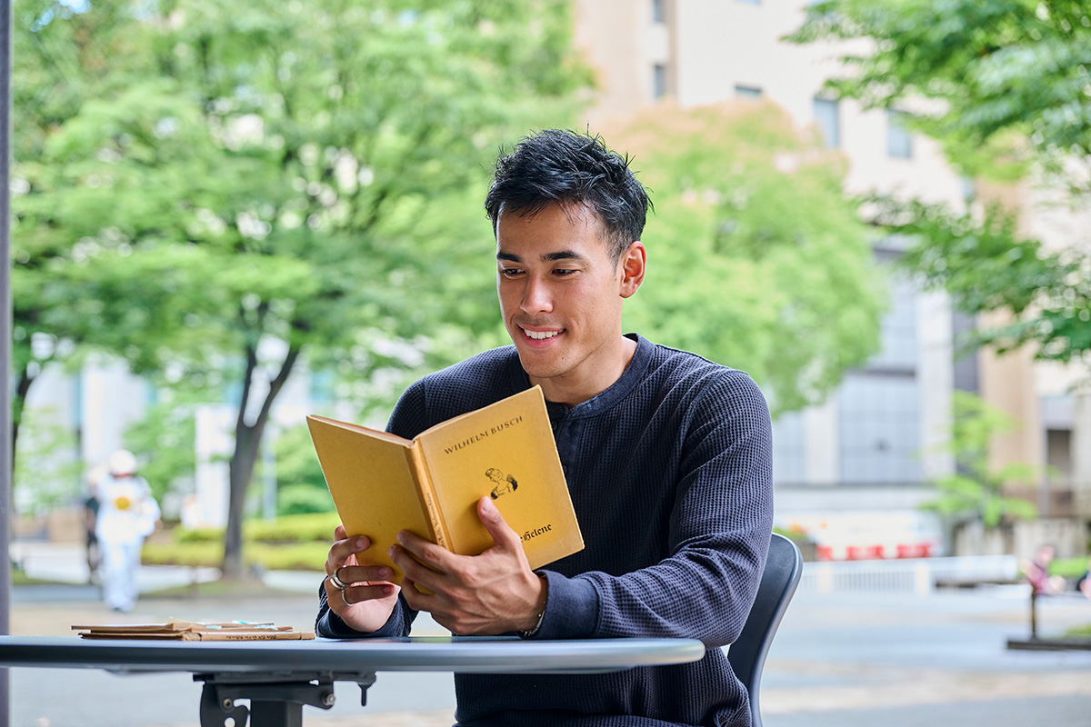本を読むシーン