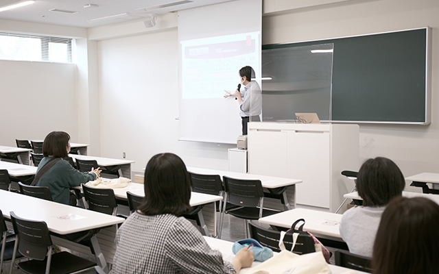 上野講師による模擬授業の様子