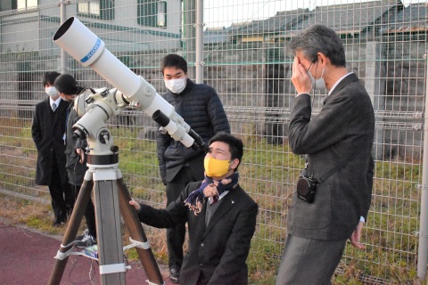 谷講師と高校生の天体観測の様子