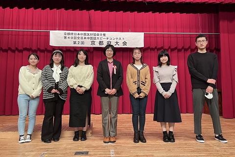 李青教授(中央)と本学からの出場者