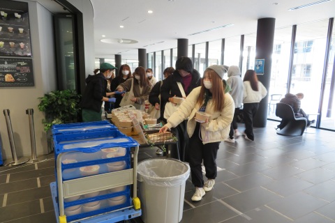「京都府大学支援丼」を購入する学生