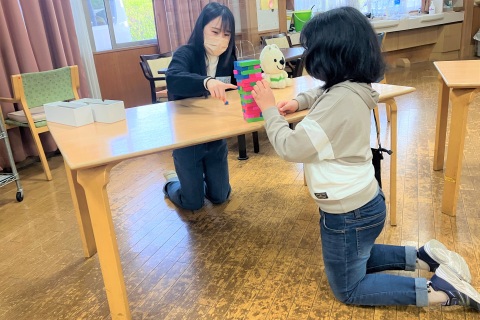 カラーつみきで遊ぶ様子