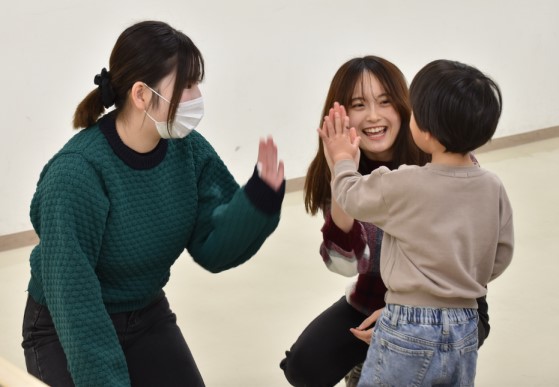 ねらいを定めて段ボール玉入れ