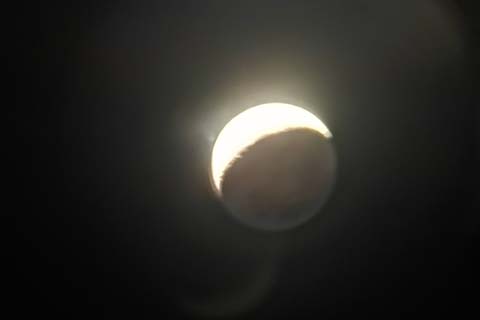 天体望遠鏡で見た月の様子