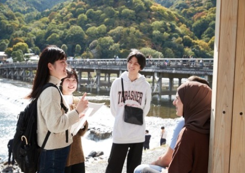 嵐山でのインタビュー活動の様子