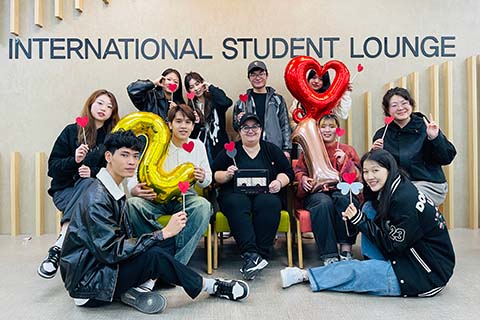留学中の様子（写真中央奥／国際文化学科 田中智己さん）