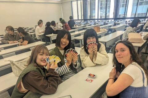 カードゲームを楽しむ様子