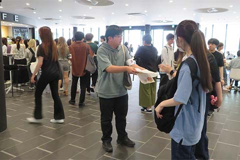 参加呼びかけを行う学生会の様子