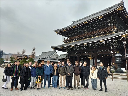 東本願寺御影堂門前で集合写真
