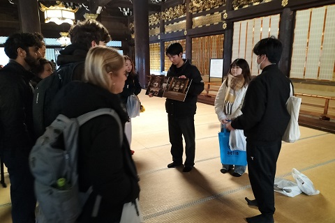 東本願寺見学ツアーの様子