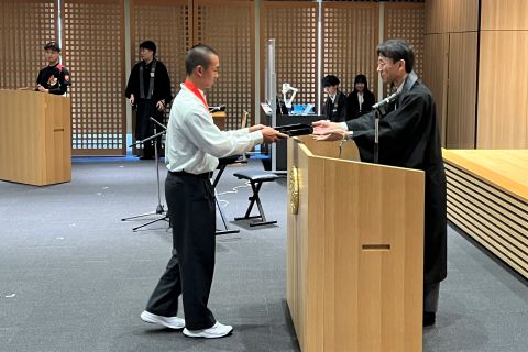 速水学監・事務局長より激励金贈呈