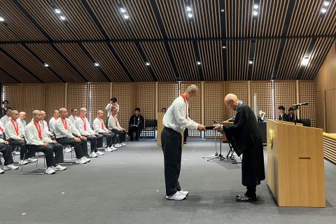 木越宗務総長より助成金の贈呈