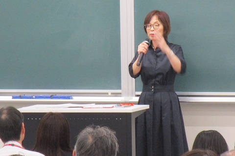 講師の谷口奈青理教授