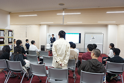 学生が質問をしている様子