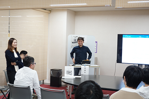 学生の質問に応じる助教