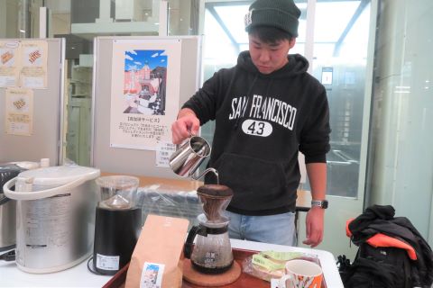 「大谷ほっとコーヒープロジェクト」による「尋珈琲」の提供の様子