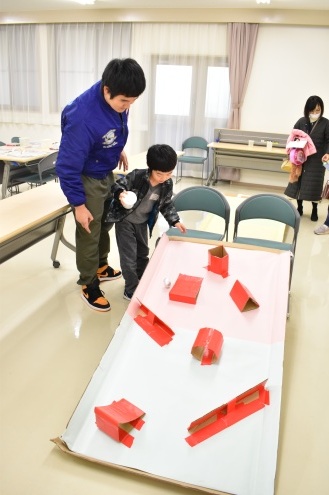 アルミたまごを転がす様子