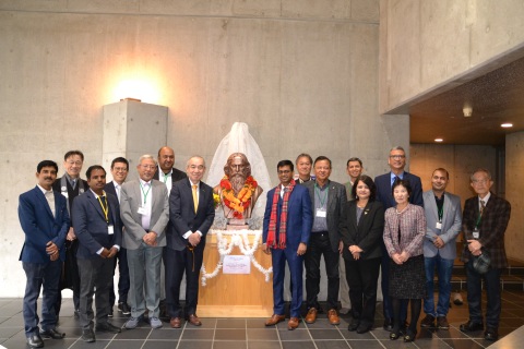 昨年、寄贈されたタゴール像の前で