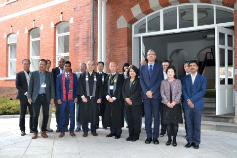 100年前にタゴールが来学した時と同じ場所での記念撮影