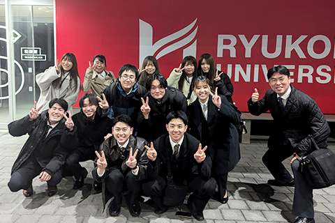 採択事業代表白取講師と発表した学生