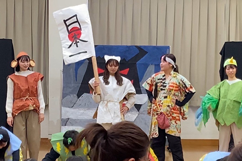 「ももたろう」を上演する様子