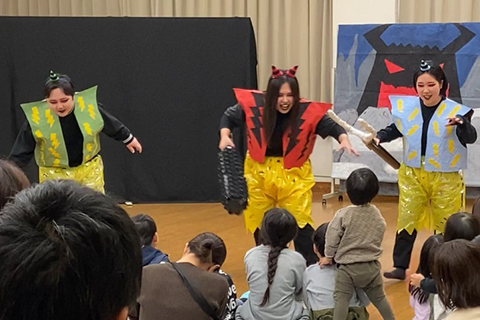 「ももたろう」を上演する様子