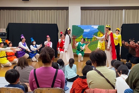 「白雪姫」を上演する様子