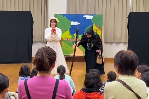 「白雪姫」を上演する様子