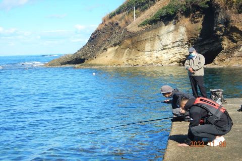 魚の内臓中に含まれるプラスチック類調査のため魚を確保する様子
