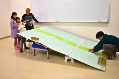 坂道を転がす様子