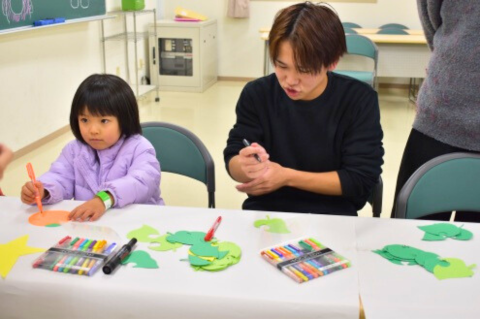 願いを書いている様子