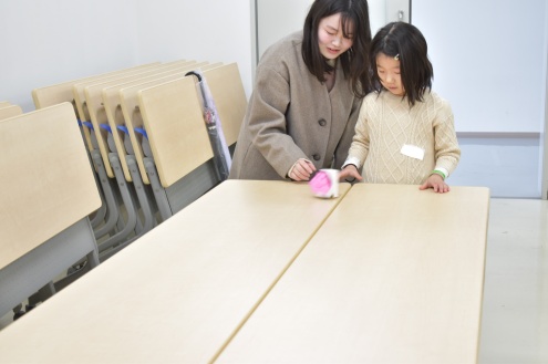 トコトコおもちゃで遊ぶ様子