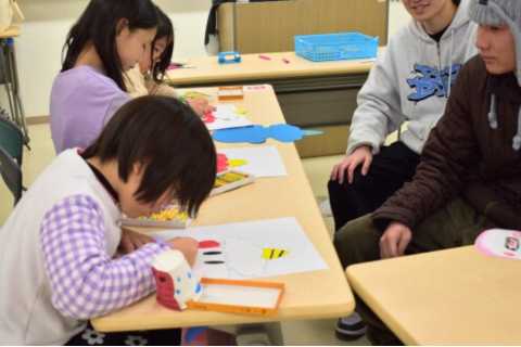 オニのお面を作る様子