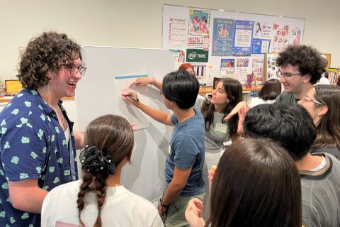 イラストあてゲームを楽しむ様子