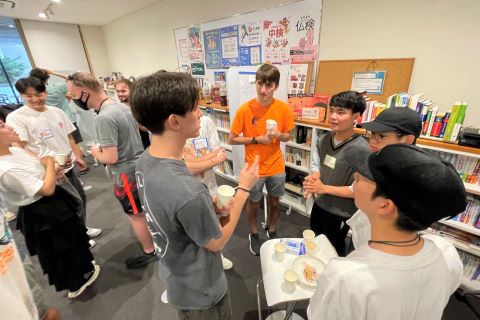 交流する学生たち