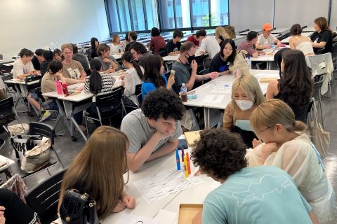 商品企画を考える学生たち