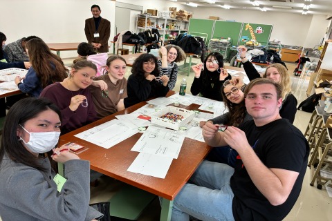 紐結びに苦戦した高校生もできあがったらこの笑顔