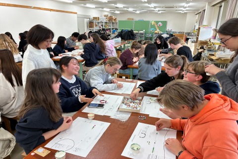 念珠づくり中も日本のキャラクターの話や季節の話など会話が弾んでいました