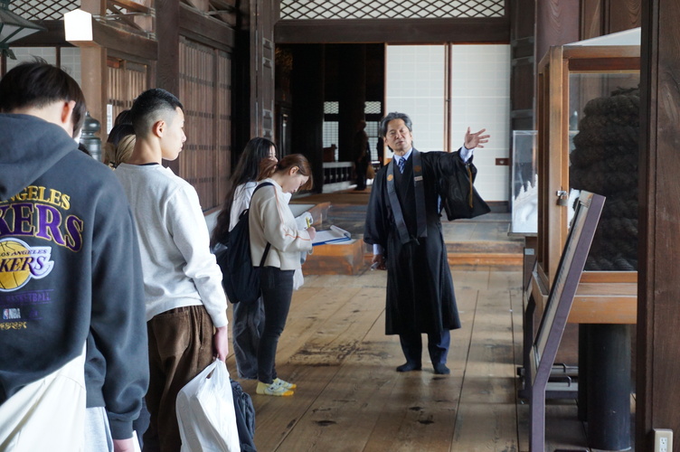 毛綱(けづな)・大橇(おおぞり)の説明を受けている様子