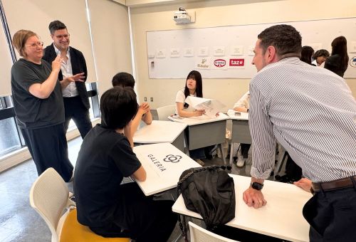 ズセック氏とミュラー氏に指導を受ける学生の様子