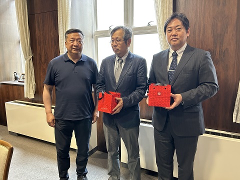 （左から）廖恳氏、本学三宅伸一郎教授、上野牧生准教授