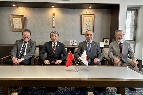 集合写真(左から聶瑞麟参事官、薛剣総領事、一楽真学長、鈴木寿志研究・国際交流担当副学長)